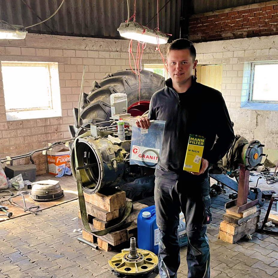 Granit Kunde Ben Nyhof in seiner Werkstatt mit den bestellten Granit Ersatzteilen